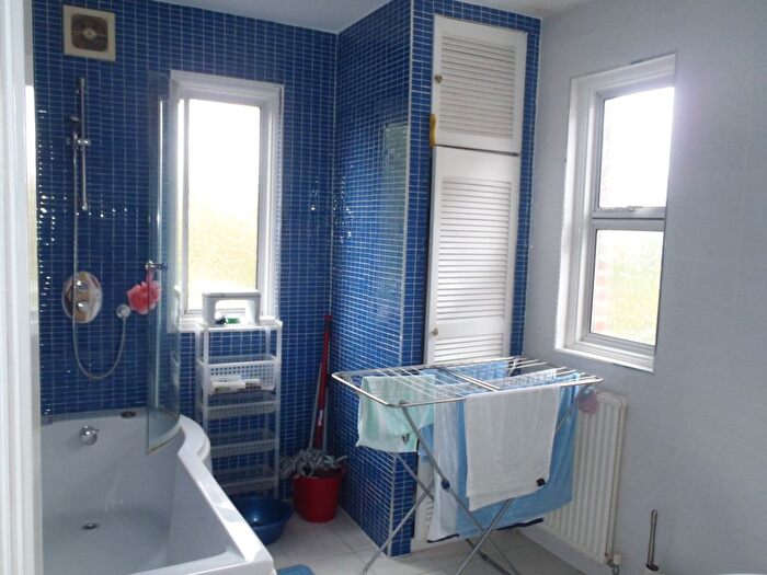 3 Bedroom Semi-Detached House To Rent In Walmington Fold, London, N12