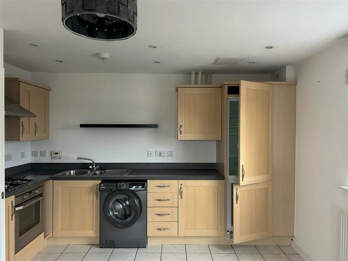 2 Bedroom Flat To Rent In Rawlinson Road, Maidenbower, Crawley, RH10