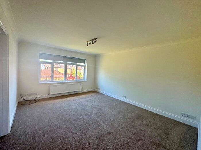 2 Bedroom Maisonette To Rent In Woodville Road, EN5