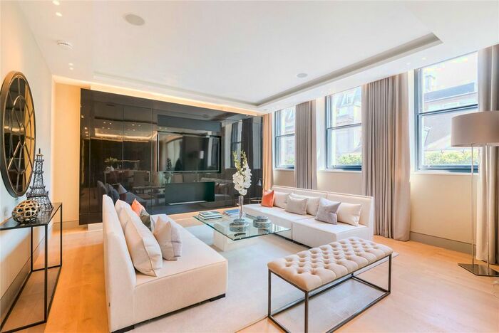 3 Bedroom Flat To Rent In Pall Mall, London, SW1Y