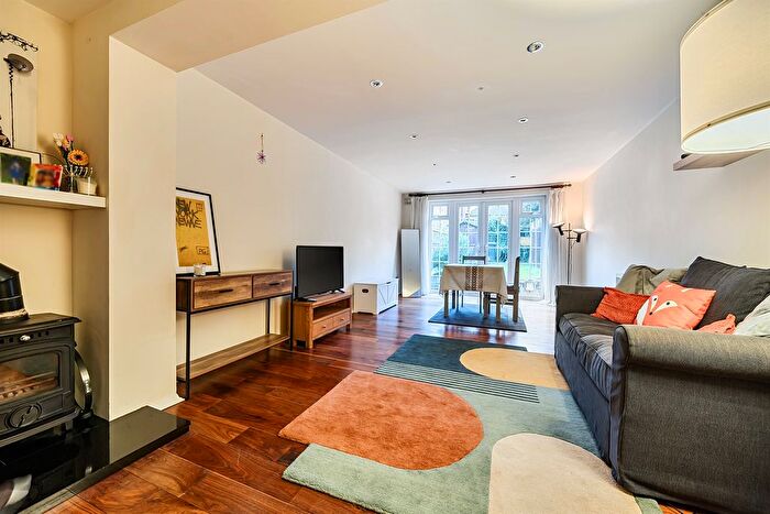 2 Bedroom Cottage For Sale In Chase Road, London, N14