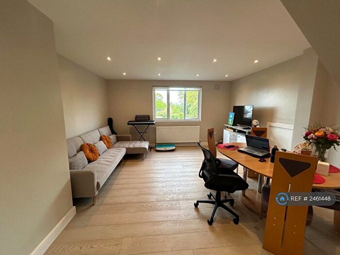 3 Bedroom Flat To Rent In Torcroft, London, NW4