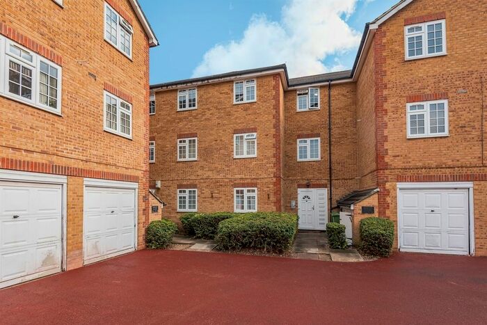 2 Bedroom Flat To Rent In Gables Close, London, SE5