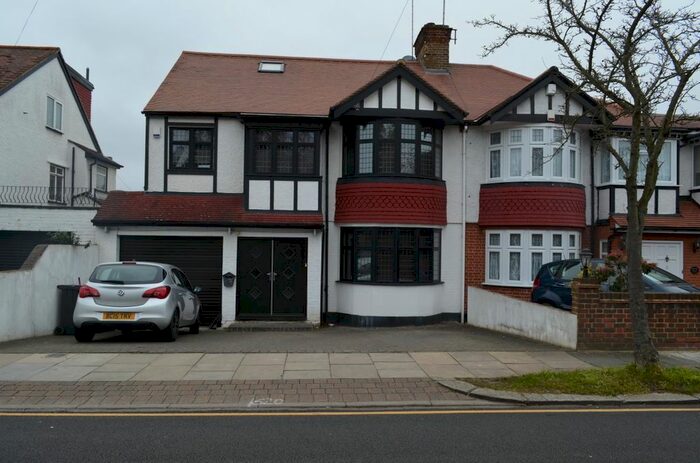 5 Bedroom Detached House To Rent In Wynchgate, London, N14