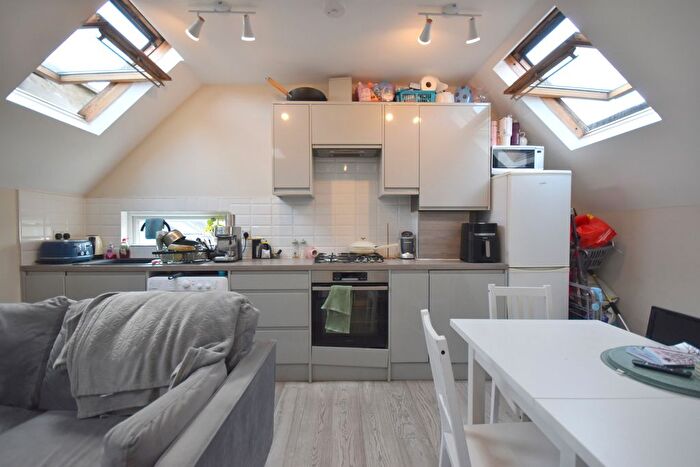 2 Bedroom Flat To Rent In Mitcham Road, London, SW17