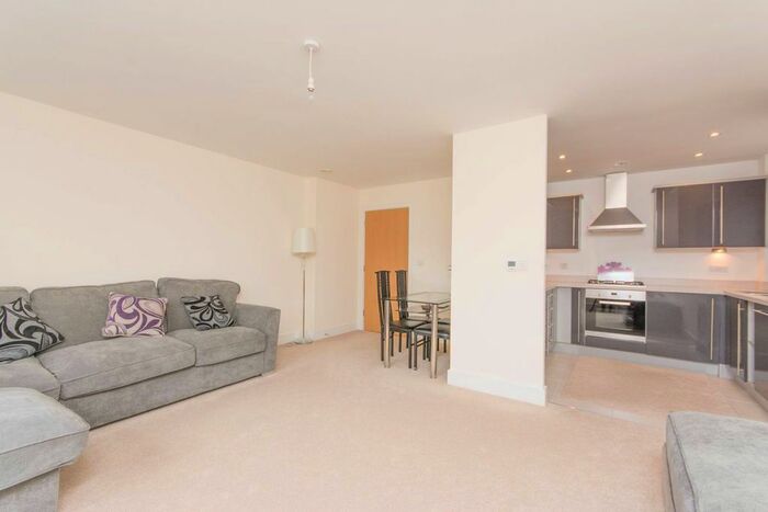 2 Bedroom Flat To Rent In High Road, Harrow Weald, Harrow, HA3