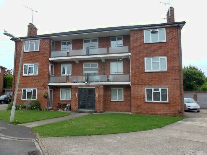 2 Bedroom Flat To Rent In Stroud Green, Newbury, Berkshire, RG14