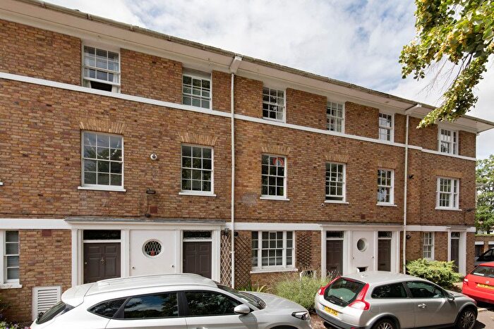 4 Bedroom Maisonette For Sale In Langford Green, Camberwell, SE5
