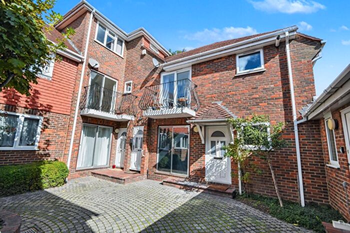 1 Bedroom Apartment For Sale In Cherry Tree Close, Farnham, GU9