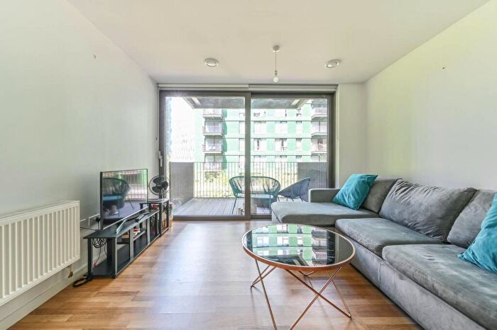 1 Bedroom Flat For Sale In Ace Way, Nine Elms, London, SW11