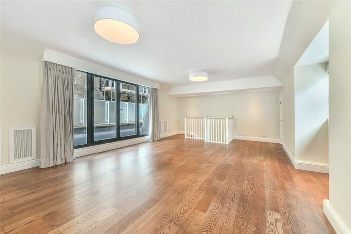 3 Bedroom Mews House To Rent In Clabon Mews, Knightsbridge, London, SW1X