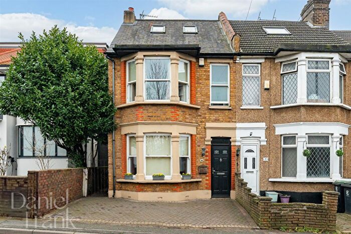 3 Bedroom Semi Detached House For Sale In Sewardstone Road, Waltham Abbey, EN9