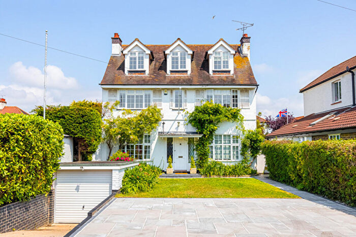 5 Bedroom Detached House To Rent In Hamboro Gardens, Leigh-on-sea, SS9