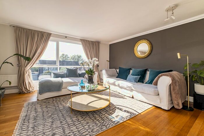 4 Bedroom Town House To Rent In Kelvedon Close, Kingston Upon Thames, KT2