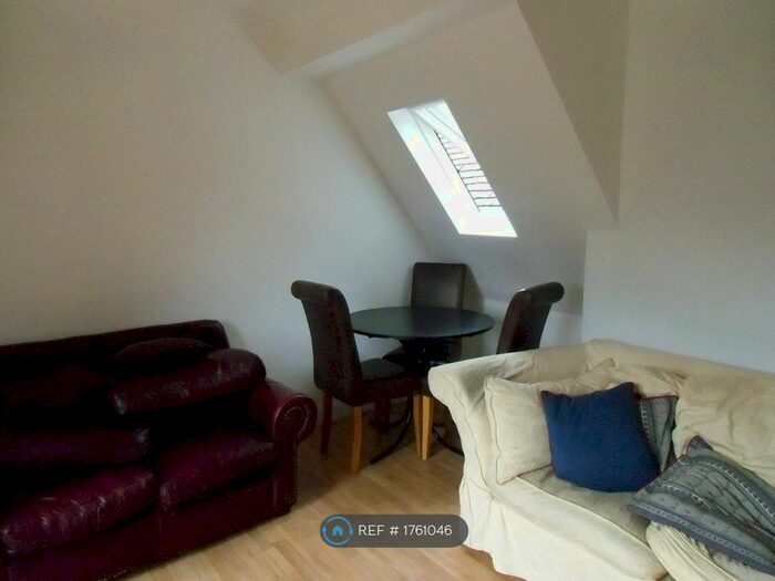 2 Bedroom Flat To Rent In Hawthornden, Manchester, M20