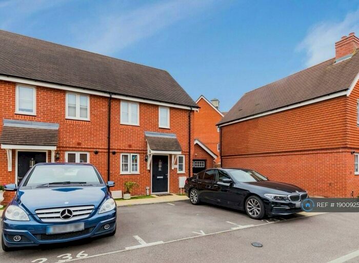2 Bedroom End Of Terrace House To Rent In Bignall Avenue, Horley, RH6