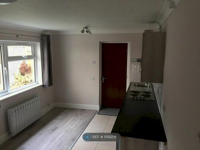Studio To Rent In Westminster Drive, Westcliff-On-Sea, SS0