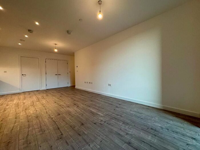 2 Bedroom Flat To Rent In Munton Road, Elephant Amp; Castle, London, SE17