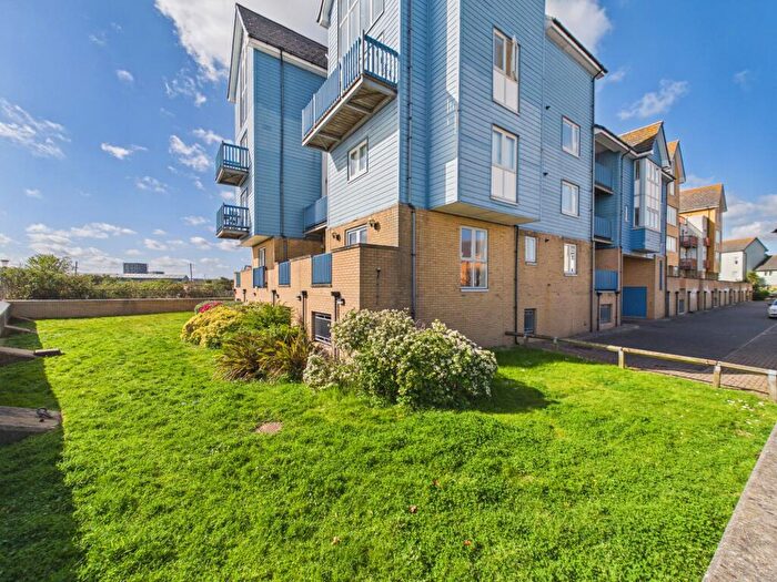 2 Bedroom Apartment For Sale In Phalarope Way, St Marys Island, Chatham, Medway, ME4