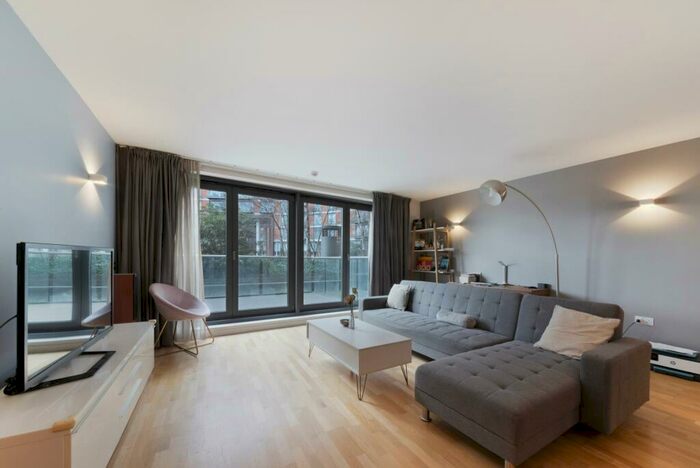 2 Bedroom Apartment To Rent In New Providence Wharf, Fairmont Avenue, London, E14
