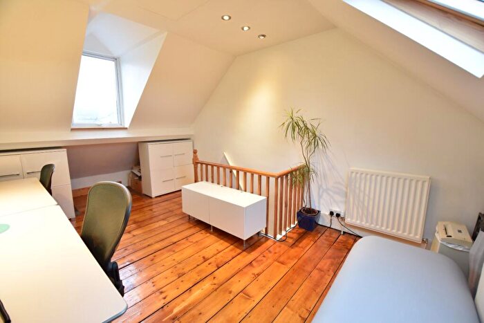 3 Bedroom End Of Terrace House For Sale In Old Bedford Road, Luton, Bedfordshire, LU2