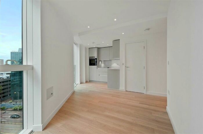 Apartment To Rent In Pinnacle Apartments, Saffron Central Square, Croydon, CR0