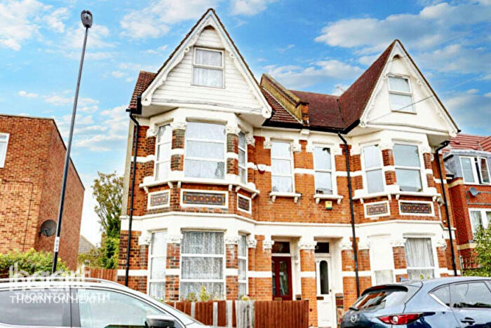 5 Bedroom Semi-Detached House For Sale In Bulganak Road, Thornton Heath, CR7