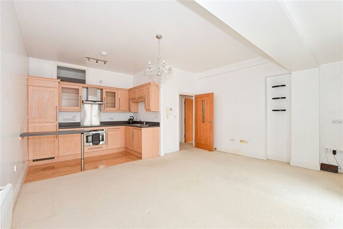1 Bedroom Flat For Sale In Carfax, Horsham, West Sussex, RH12