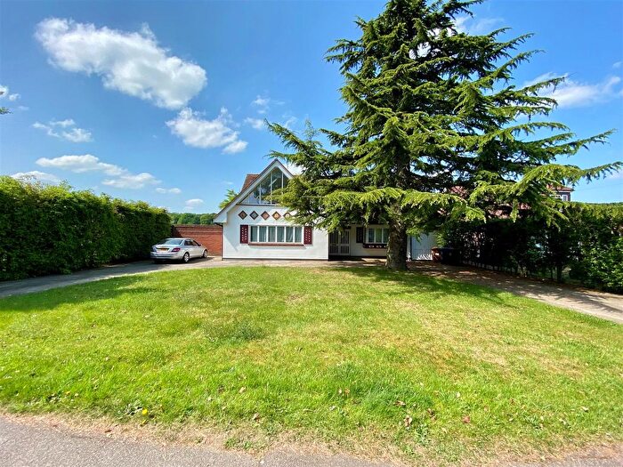 4 Bedroom Chalet For Sale In Dixons Hill Road, Welham Green, AL9