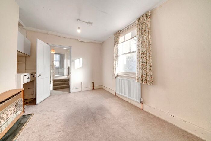 1 Bedroom Flat For Sale In A Eastbury Grove, London, W4