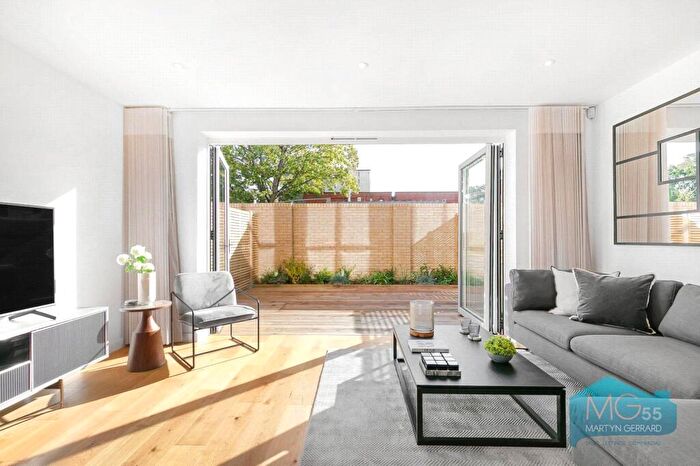 3 Bedroom Terraced House For Sale In Oak Grove, London, N10