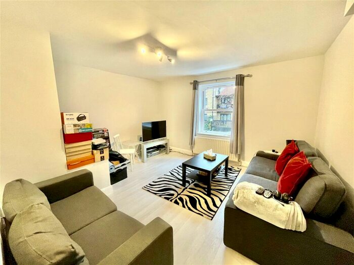 2 Bedroom Apartment To Rent In Gordon Road, London, N11