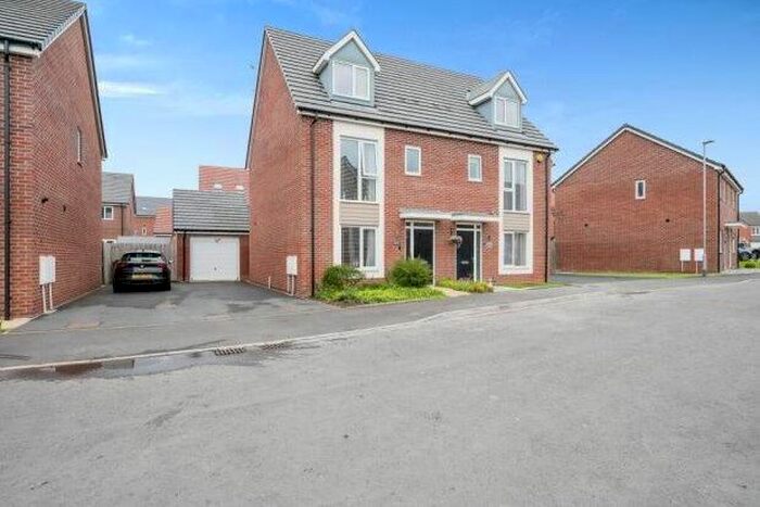 4 Bedroom Town House To Rent In Paravane Close, Newton-Le-Willows, WA12