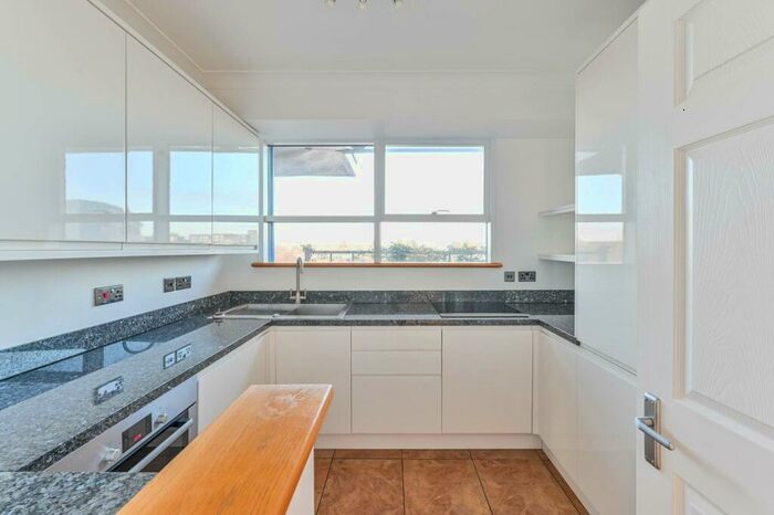 2 Bedroom Flat To Rent In Jardine Road, Limehouse, London, E1W