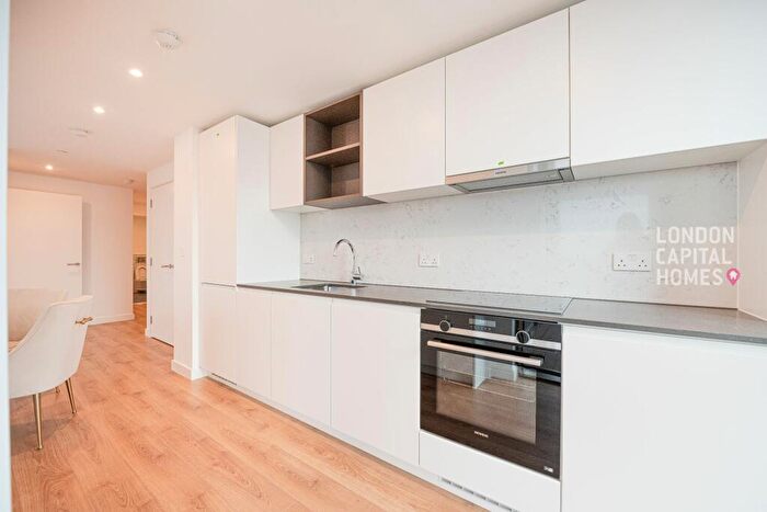 2 Bedroom Apartment To Rent In One Thames Quay, Marsh Wall, E14