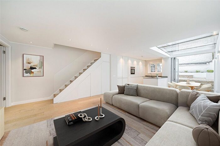 3 Bedroom Flat To Rent In Stratford Road, London, W8