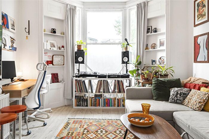 1 Bedroom Flat To Rent In Cricketfield Road, London, E5