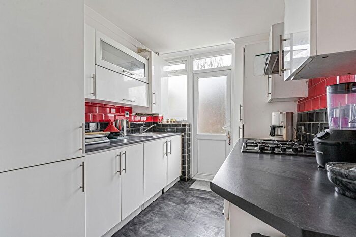 4 Bedroom Semi-Detached House For Sale In Greenford Avenue, Hanwell, W7 - Photo 4