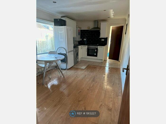 3 Bedroom Flat To Rent In Plaistow, London, E13