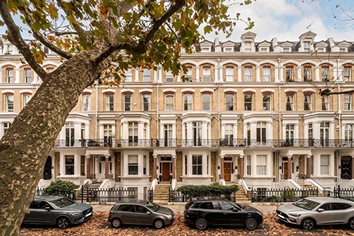 4 Bedroom Flat For Sale In Vicarage Gate, Kensington, W8
