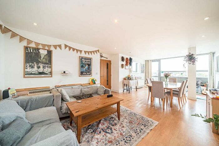 3 Bedroom Flat To Rent In New Park Road, Brixton, SW2