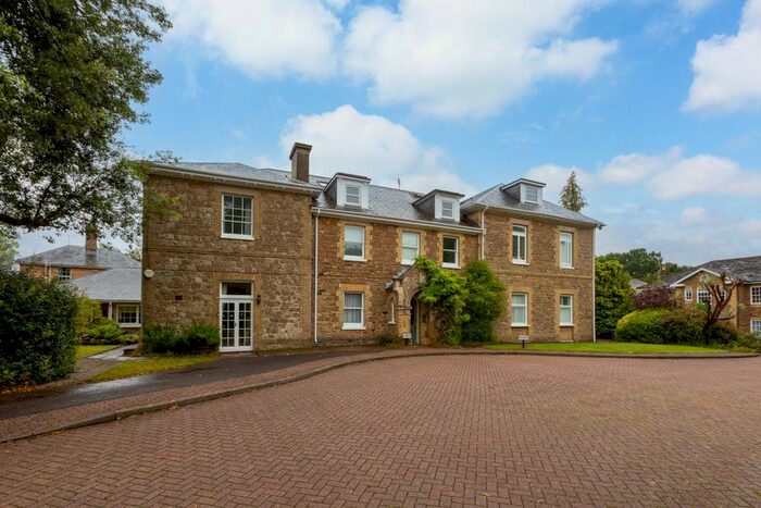 2 Bedroom Flat To Rent In Holly Bush Lane, Sevenoaks, TN13