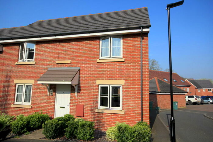 3 Bedroom Semi-Detached House To Rent In Captains Parade, East Cowes, PO32