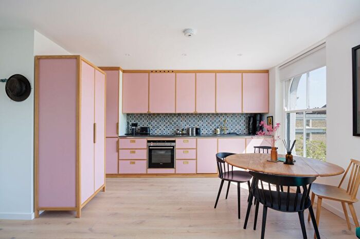 2 Bedroom Flat For Sale In Powis Square, London, W11