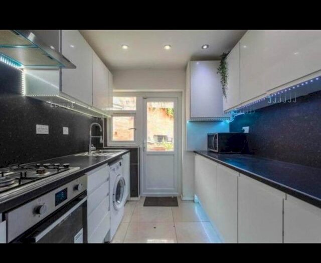4 Bedroom End Of Terrace House To Rent In Chigwell Road, Chigwell, Essex, IG8