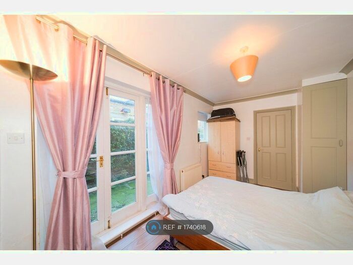 Studio To Rent In Biscay Road, London, W6