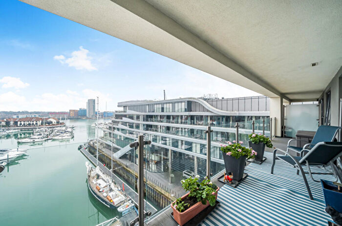 2 Bedroom Apartment For Sale In Maritime Walk, Ocean Village, Southampton, SO14
