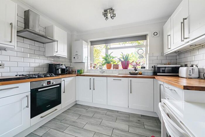 2 Bedroom Flat For Sale In High Road, London, N20
