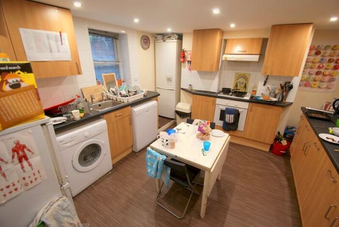 7 Bedroom Terraced House To Rent In Richmond Mount, Hyde Park, Leeds, LS6