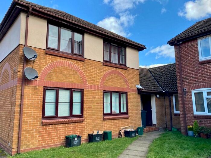 2 Bedroom Flat To Rent In Wordsworth Mead, Redhill, RH1